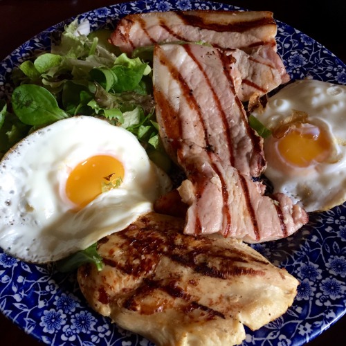 paleonomics:  Lunch. Tuesday. 10oz gammon, eggs, chicken breast and salad.