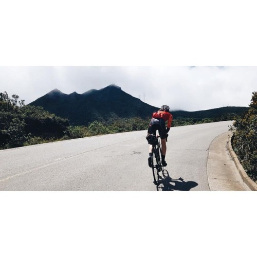 Fighting the brutal wind while climbing “la cuchilla”   : @notxavi   #chickenlegsteam #f