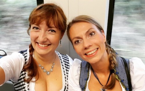 >> Even more sexy Dirndl Babes