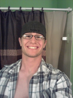 sneakercum:  biblogdude:  Great smile and awesome dick bro!  EXETING