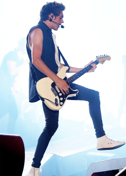 harrystylesdaily:  Niall performs onstage