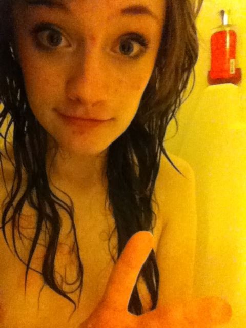 carrot-katslut:  selfies from the shower (the lighting is terrrrrrrrrible) 