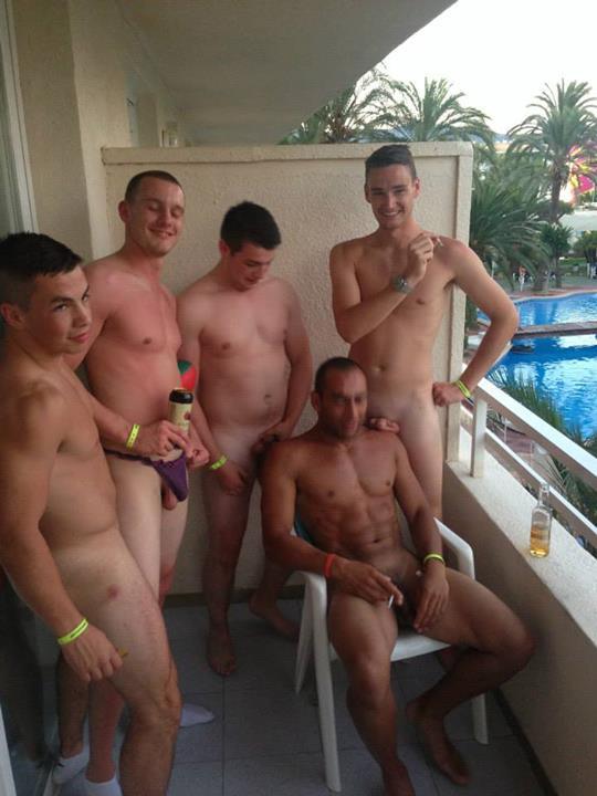 straightboysfuckyeah:  guyspantsdown:  Bromance  I wanna suck them all off :p