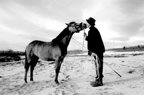  Ferdinando Scianna IRELAND. Connemara. 1993. Fashion shoot for Yamamoto with non-professional models 