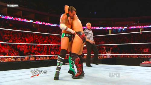 stephluvzrasslin:  The Miz vs CM Punk ,Nice tan line miz ;)