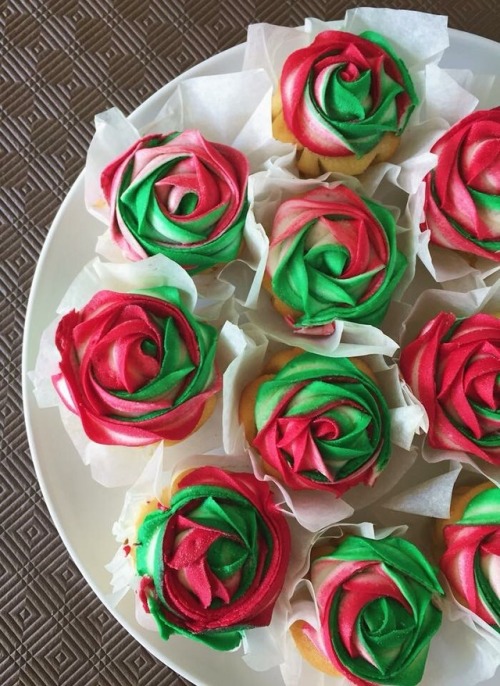 perpetuallychristmas:I am crying because I made these Christmas cupcakes for work tonight and they a