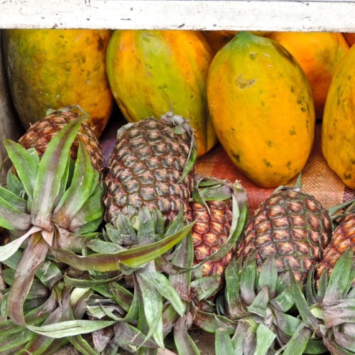 Papayas y piñas, el mercado de San Pedro, Cusco, 2017.A perfect combination of fruit for breakfast!