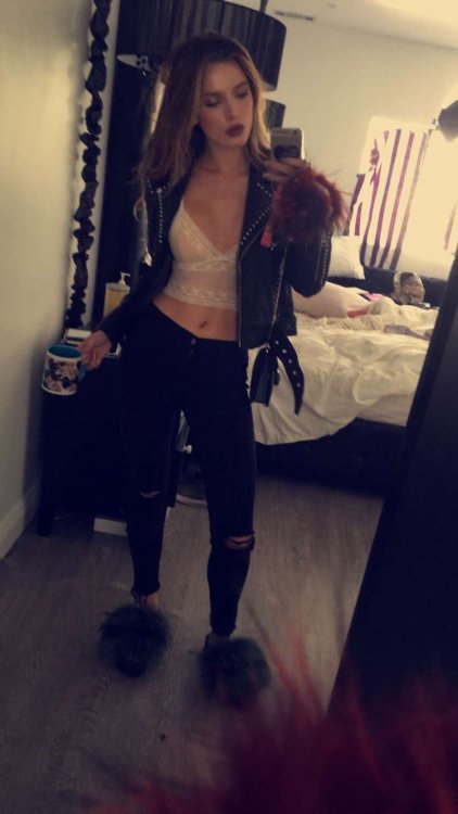 chicas-de-tv:  Bella Thorne #Snapchat pics