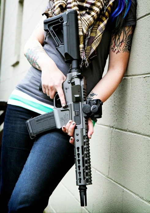 kamododragon:  girlandguns:  Girl With Gun follow me at : http://girlandguns.tumblr.com/