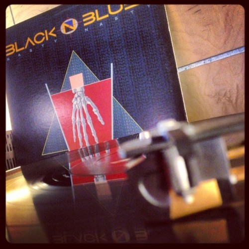 knierimosity:  Black n Blue. @tommy_thayer #vinyligclub #vinylsunday #nowplaying #onmyturntable 