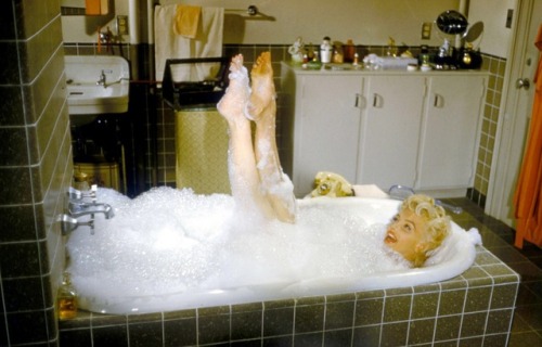 talesfromweirdland:“Last minute make-up for Marilyn’s all-important big toe is applied in tub… bubbl