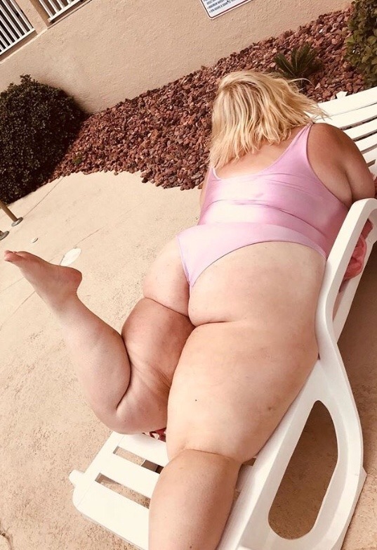 hcard13: peterbebelle:   Sexy legs 