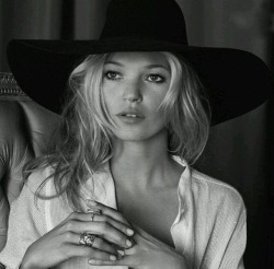 couturebrat: italiameisel:  I’m not really into Kate Moss, but I love this picture of her.  cb 