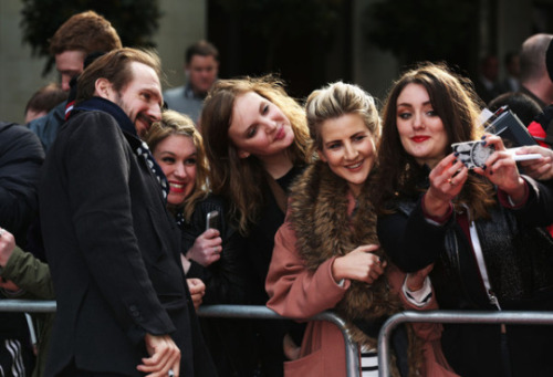 Ralph Fiennes con sus fans