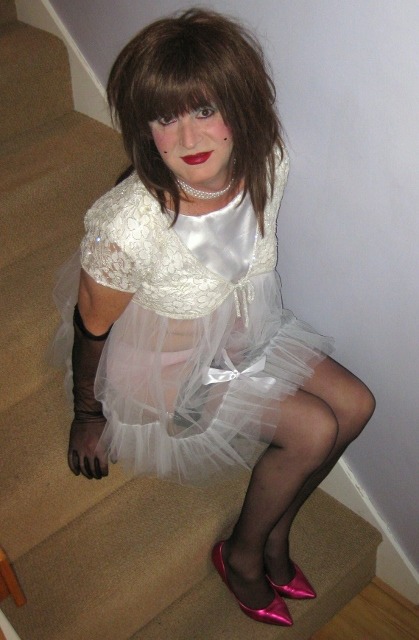 sissy-caroline:  Simple and sweet look.  