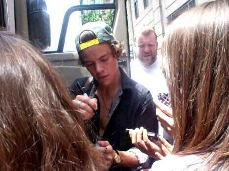 bromanceshmomance:  HAHA the progression of these pics and then the last one I’m dyinggg … he’s such a clutz - 18.6.13 (x)
