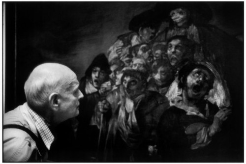 Henri Cartier-Bresson contemplant La romería de San Isidro de Francisco de Goya et photograph
