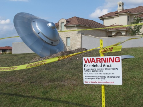 hybrid-alien: UFO Crash Site Halloween Yard Decoration source 