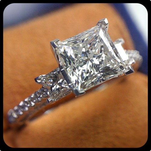 We can certainly rock this Venetian 5023P on our finger. Those three Princess cut diamonds look gorg