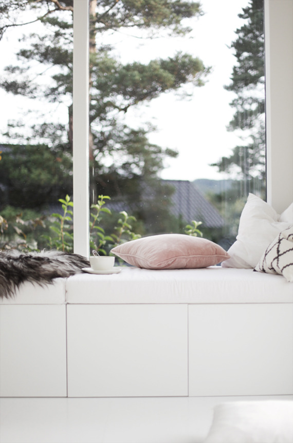 minimal but cosy window seat / myparadissi