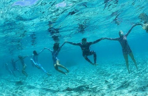 Synchronized swimming #tutublue #togatnusaretreat @hollywoodhoy