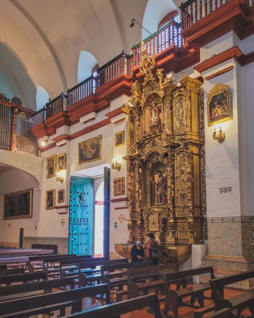 Retablo rococó de San Juan Bautista y puerta lateral de la iglesia del Carmen de Trujillo. #trujillo