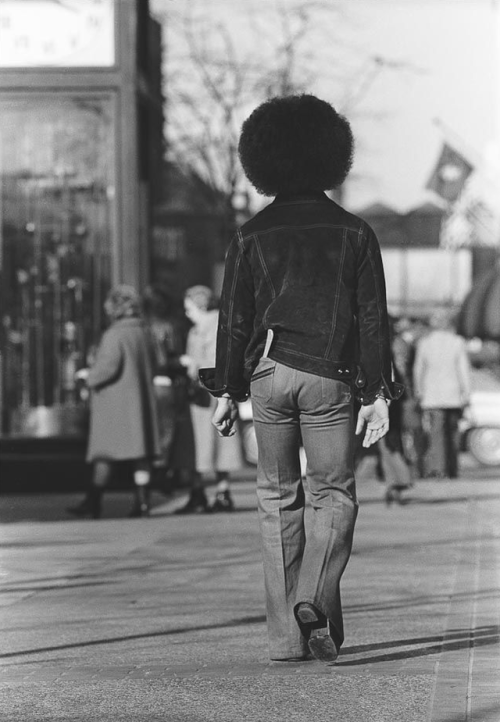 twixnmix:19-year-old Prince photographed by Robert Whitman outside Minneapolis’ old Schmitt Music Headquarters, 1977.  @fairyneko 