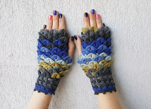 anotherdayforchaosfay:ponies-on-paper:sosuperawesome:Dragon Scale Fingerless Gloves by Mareshop on E