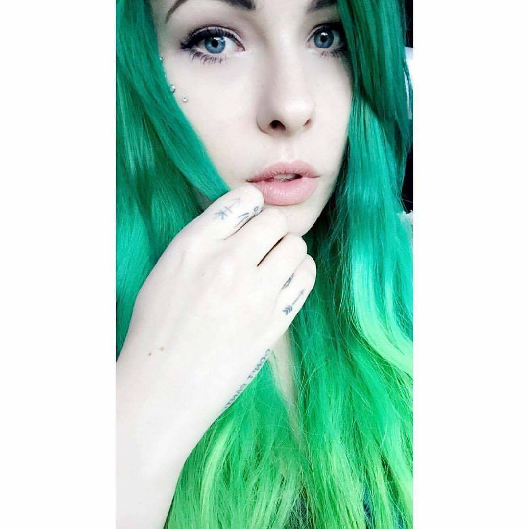 Hair update 💚💚 Fav colours yet! #greenrainbow #alltheshadesofgreen #greenhair