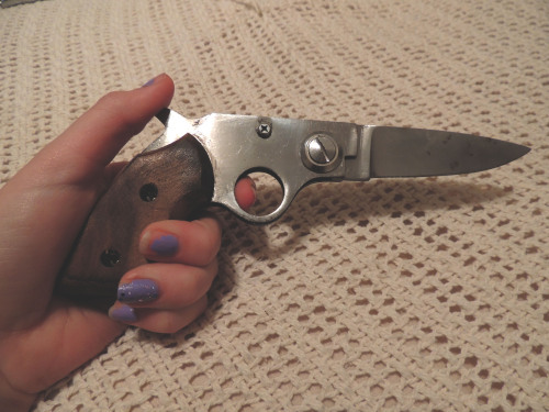 plutoprty: Found this gun knife and finally became my aesthetic 