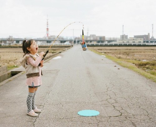 ohhaitomster:  koikoikoi:  Japanese Photographer Takes Imaginative & Adorable Photos of His Daughter Japanese photographer Toyokazu Nagano, taking just the most adorable photos of his youngest daughter, Kanna. Each picture is taken on the same road,