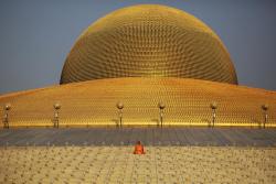 unrar:A Buddhist monk prays at the Wat Phra