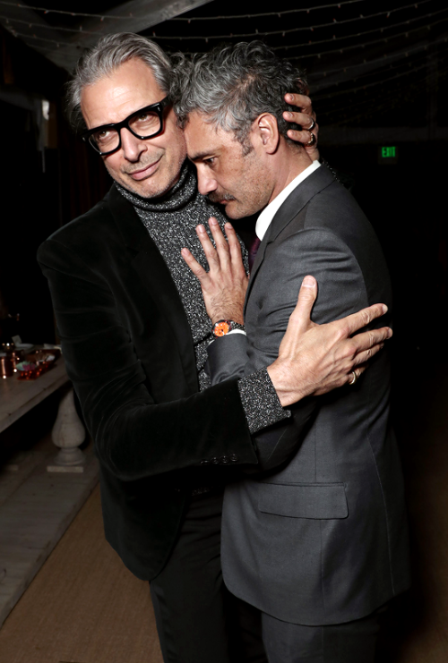 waititi:Jeff Goldblum &amp; Taika Waititi©Todd Williamson // Amazon Studios Holiday Party, Inside, L