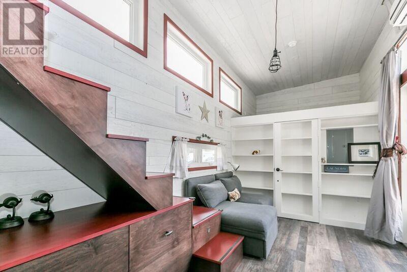 dreamhousetogo:  Tiny house for sale in Ontario, Canada  Gorgeous tiny house 