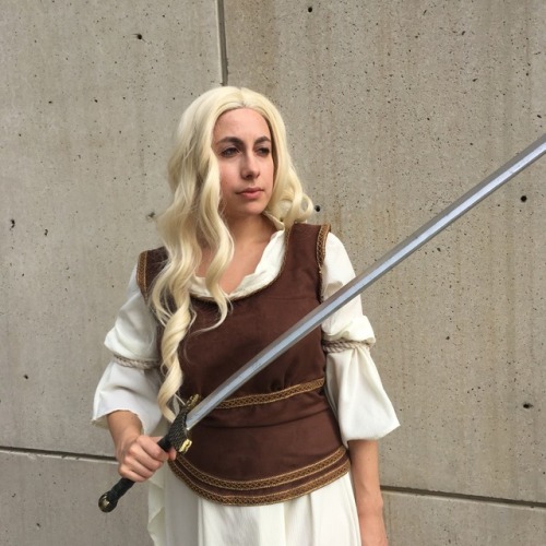 veliseraptor:“Strong she seemed and stern as steel, a daughter of kings.”Eowyn cosplay by @ameliarat