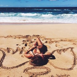 suchacuriousgirliam:  Ha! I need to do this next time I’m at the beach!!