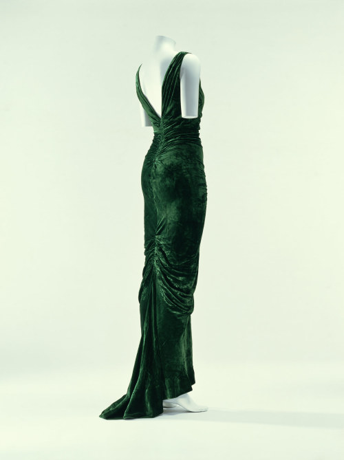 omgthatdress:  Evening Dress Edward Molyneux, 1935 The Kyoto Costume Institute 