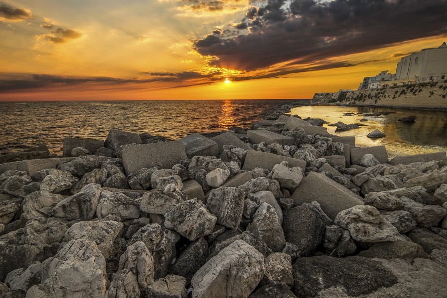 CALA.. TRA LE ULTIME NUBI..IL SOLE VERSO ORIENTE&hellip;NON REGALANDO UN ADDIO-..