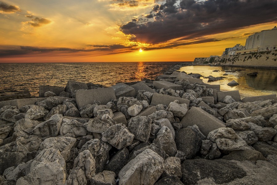 CALA.. TRA LE ULTIME NUBI..IL SOLE VERSO ORIENTE&hellip;NON REGALANDO UN ADDIO-..