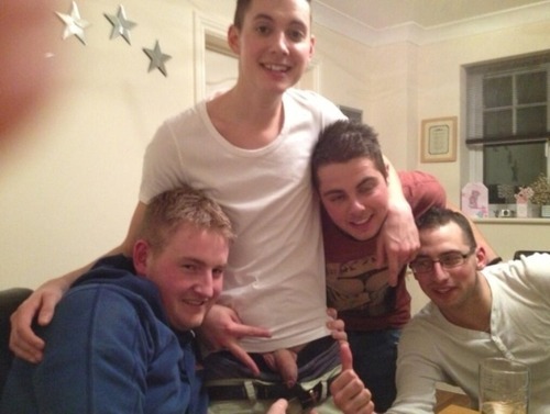 straightguyscocksout:  straightguyscocksout.tumblr.com