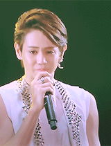 jokers-muse:  Yoseob tearing up thanking fans while Hyunseung becomes a massage artist 