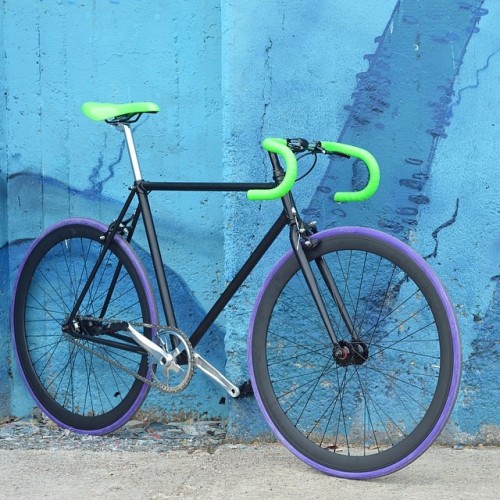 dafnefixedrimini: Nero-viola-Fluo. Terminata la bici di Andrea. #top