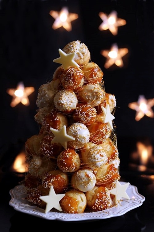 aristippos:  confectionerybliss:  Christmas Croquembouche | Miel & Cheese  aristippos.tum