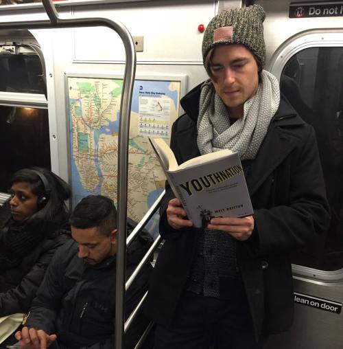 If there&rsquo;s one thing sexier than a hot dude reading, it&rsquo;s a #hotdudereadingforac