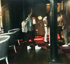 1doaps:  I was staring at Niall for ages like ‘what the fuck even is this gifset?’