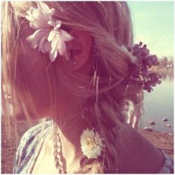 radddmad:  i’d rather wear flowers in my hair than diamonds around my neck. 