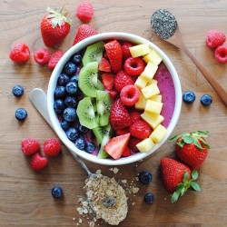 infinite-night-in-winter:   smoothie bowl with blueberries, kiwi, strawberries, raspberries, pineapple, chia seeds and muesli ❤️ 