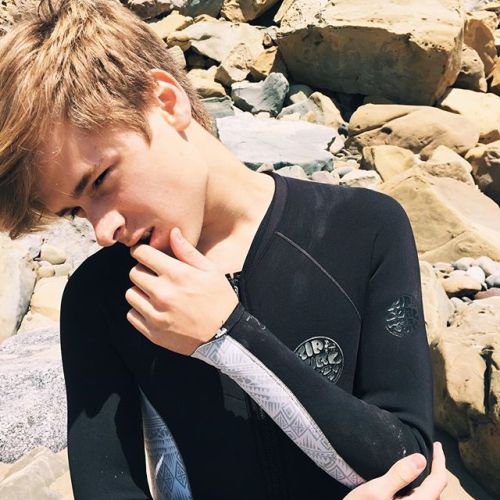 lxkekorns:lukekorns: I went surfing. I also tried to model. I failed at both. x