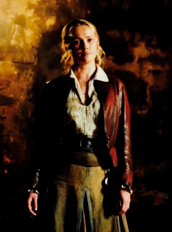 bean-about-townn:Make me choose: Eleanor’s queen of thieves outfits or English lady outfi