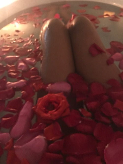 oleandergoddess: In the mood for rose petal baths and love